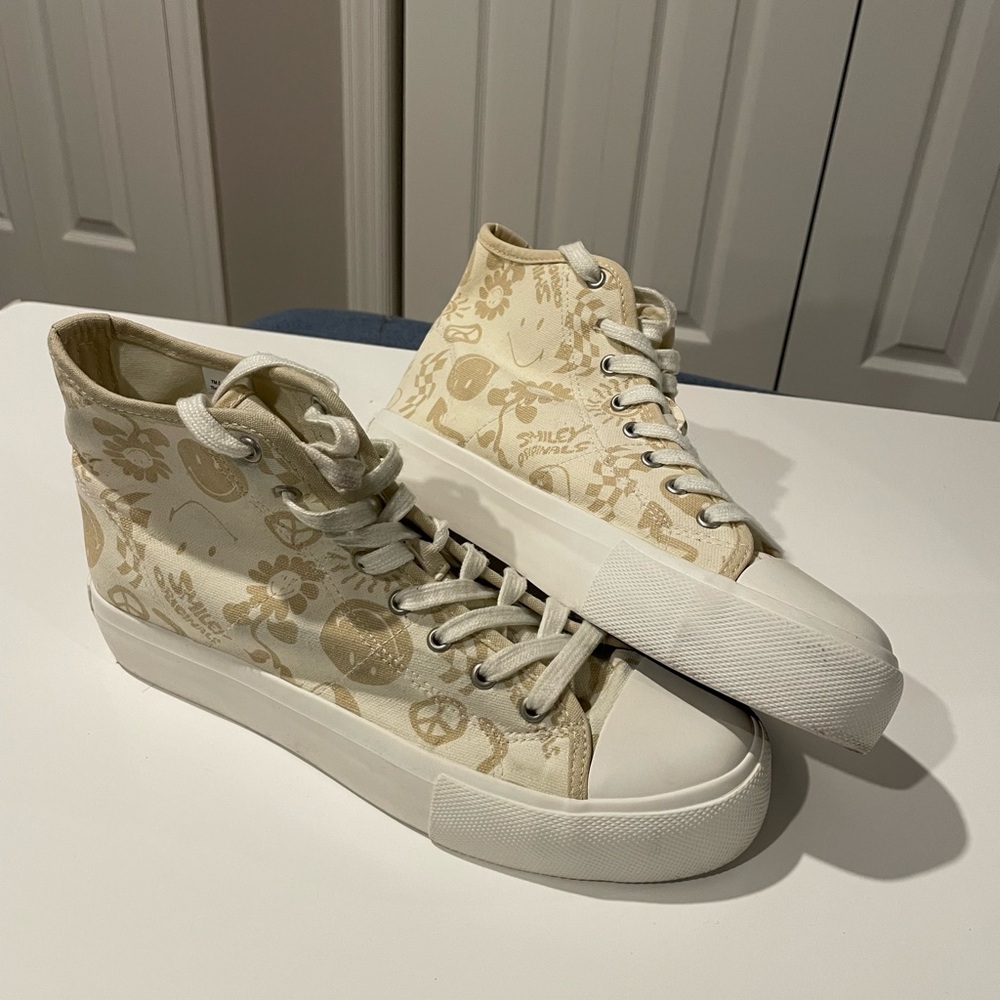 American eagle smiley high top women sneaker size 9.